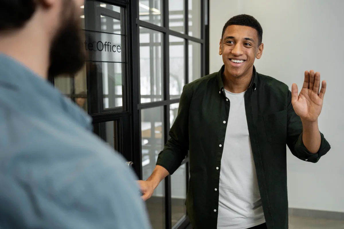 Jovem profissional sorrindo em escritório